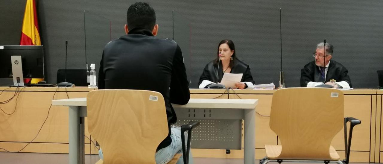 El acusado de agredir a su sobrina en tres ocasiones declara ante la Audiencia Provincial durante el juicio en su contra