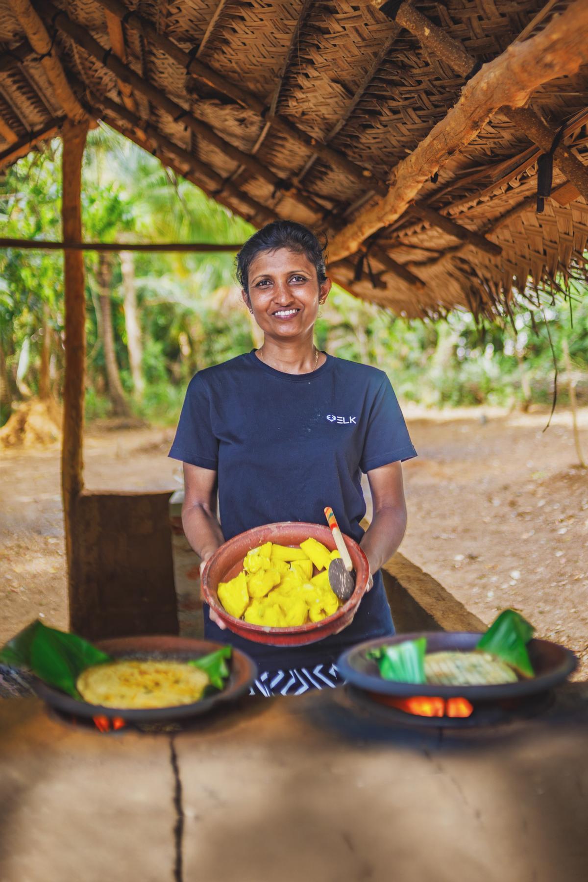 Una cocinera prepara roti en el restaurante Eco Pavilion en Sigiriya.