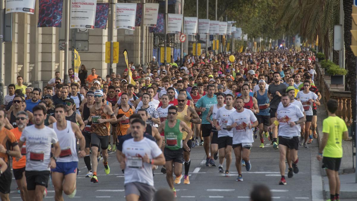 El primer grupo de corredores en el paseo de Colón