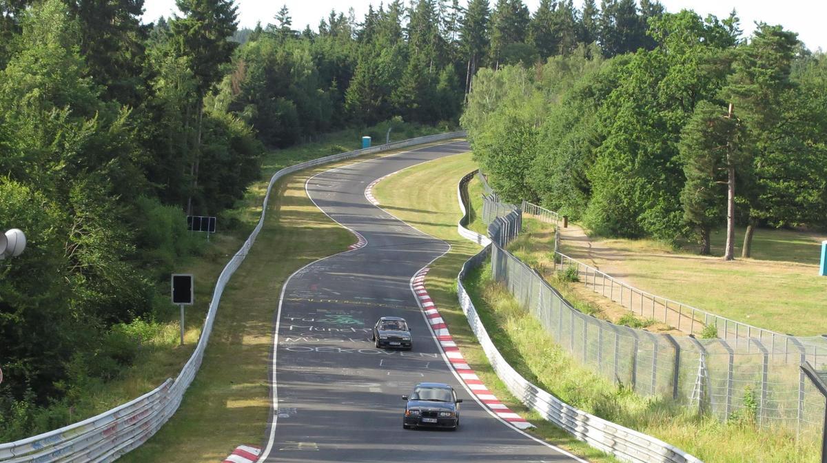 Dos coches, en uno de los tramos más bonitos del viejo Nurburgring.