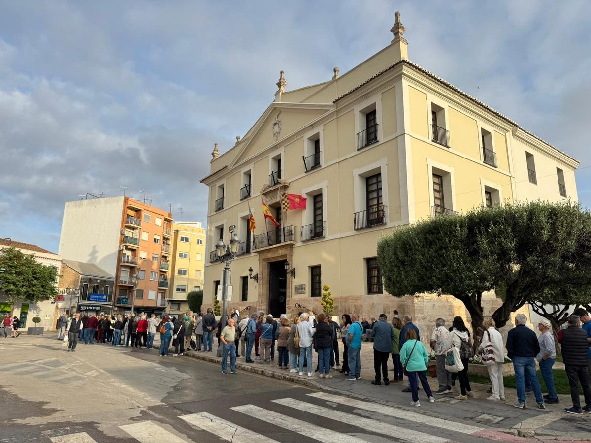 Cola de mayores de Paterna para apuntarse al viaje de Cartagena programado por el Ayuntamiento.