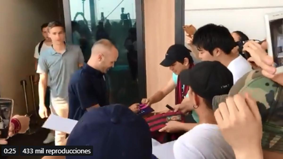 Andrés Iniesta firmó autógrafos nada más aterrizar en Japón