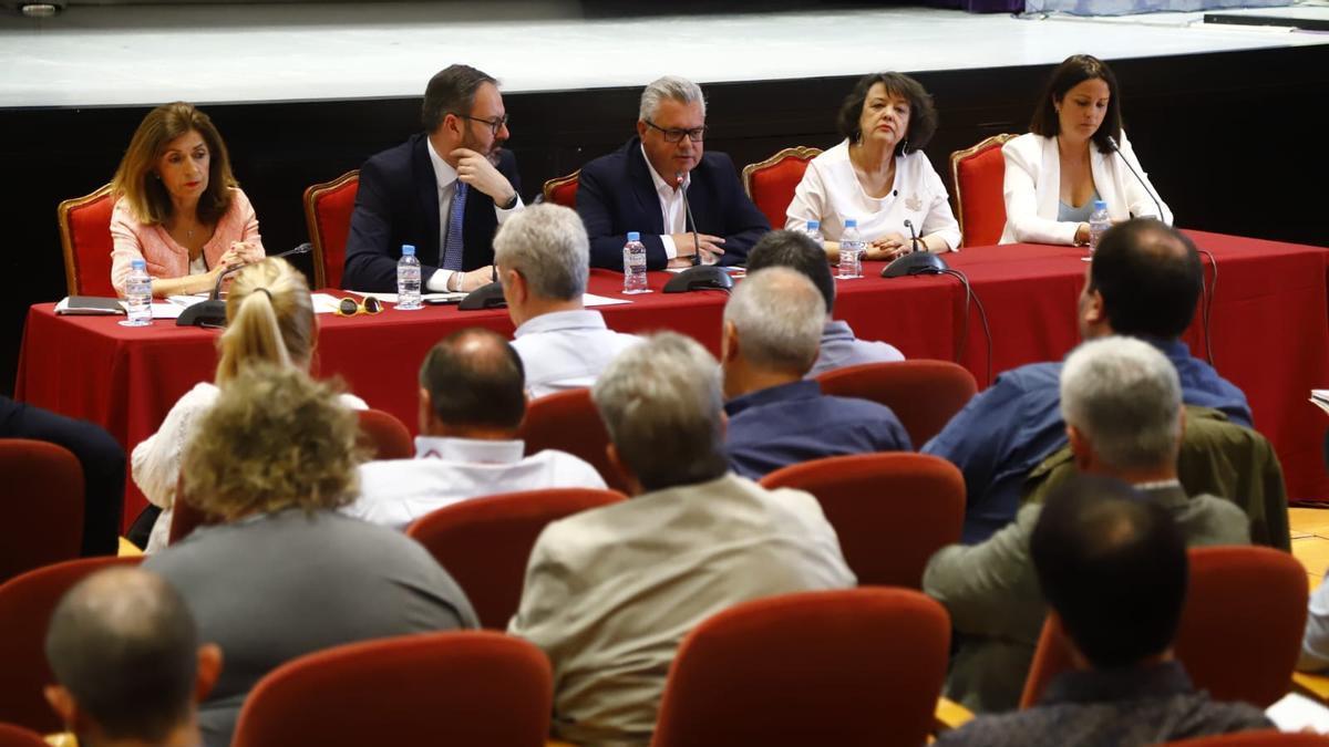 Los representantes de la Junta, el Gobierno y la Diputación han presidido la mesa en la reunión celebrada con los alcaldes del Guadiato y Los Pedroches.