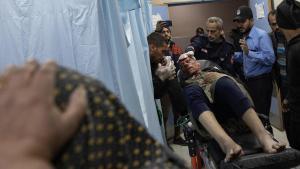 Un hombre herido es ingresado en el hospital Nasser de Jan Yunis.