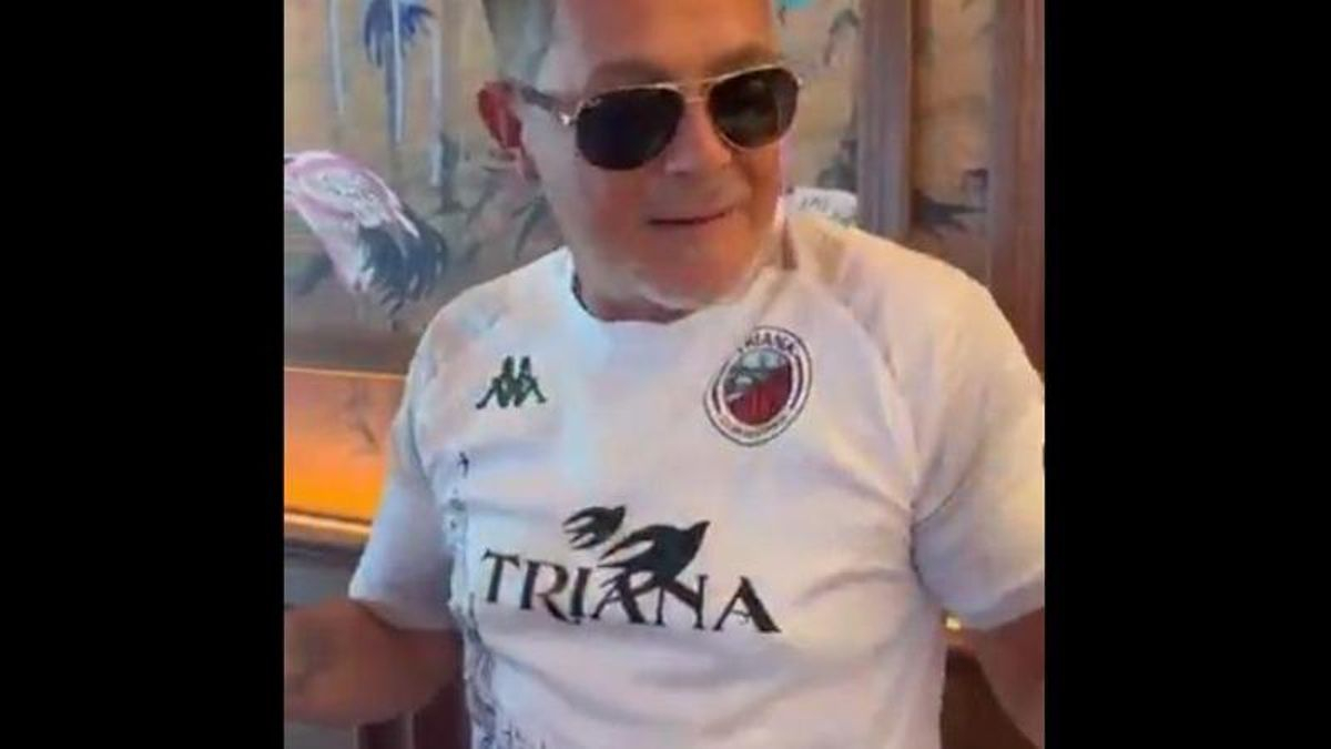 Alejandro Sanz con la camiseta del Triana CF.