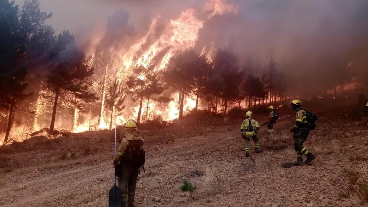 Así es como se ha desarrollado el contrafuego con éxito realizado por BrifTineo, BRIF Ruente y UME para frenar el avance de la cabeza y flanco derecho de este incendio en Asturias 2025
