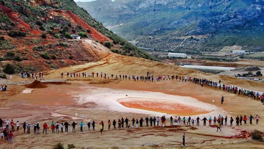 Centenares de personas se concentraron ayer en el paraje de San Cristóbal Ii, en Mazarrón, formando &#039;un abrazo&#039; a las minas.