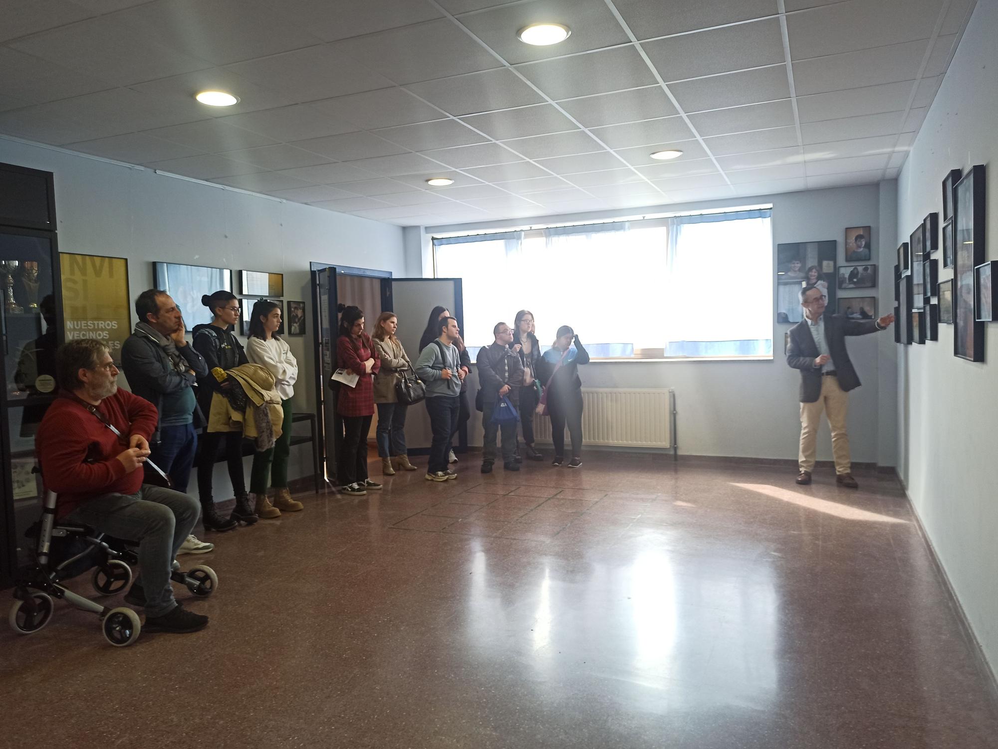 La exposición "Nuestros vecinos invisibles" sorprende a los alumnos del instituto de Llanera: "Es inspiradora"