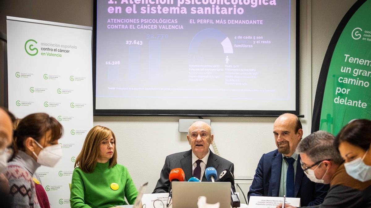 Tomás Trénor, presidente de AECC Valencia, exponiendo las peticiones de la asociación entre Sonia Marqués y J.M. Martín Moreno.