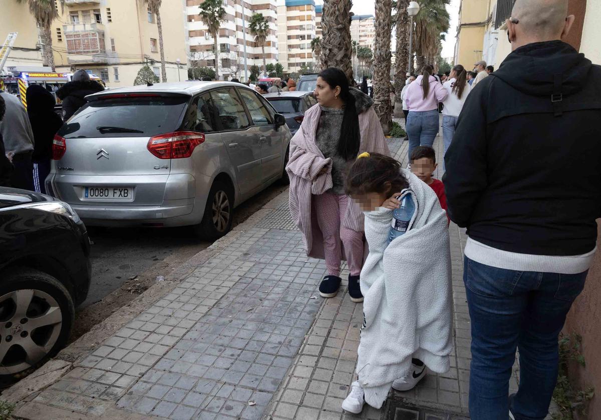 Un incendio en el barrio Miguel Hernández de Alicante deja tres vecinos y seis policías atendidos por inhalación de humo