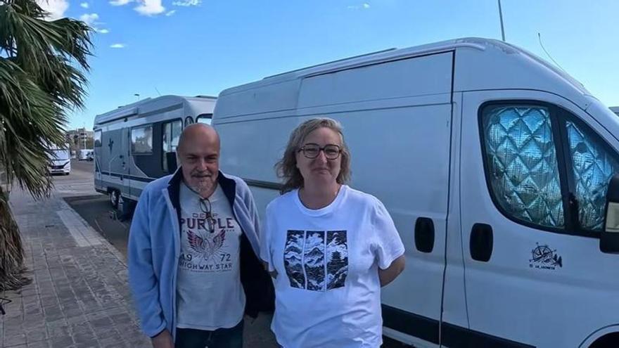 Tony, de 56 años, y Juanma, de 61: viven en una furgoneta de 5 metros cuadrados y gastan solo dos bombonas de butano al año