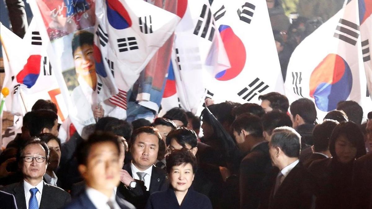 La expresidenta de Corea del Sur, Park Geun-hye, abandona la residencia oficial en Seúl.