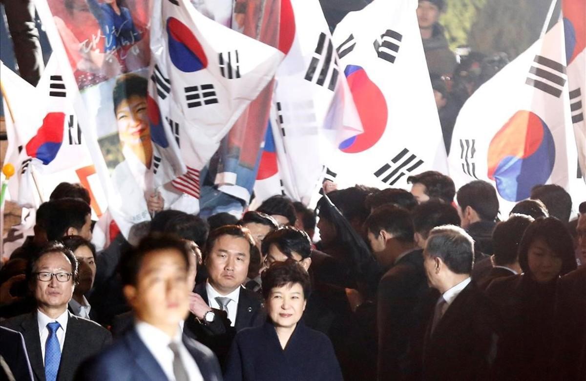 zentauroepp37644571 south korea s ousted leader park geun hye greets her support170312123729