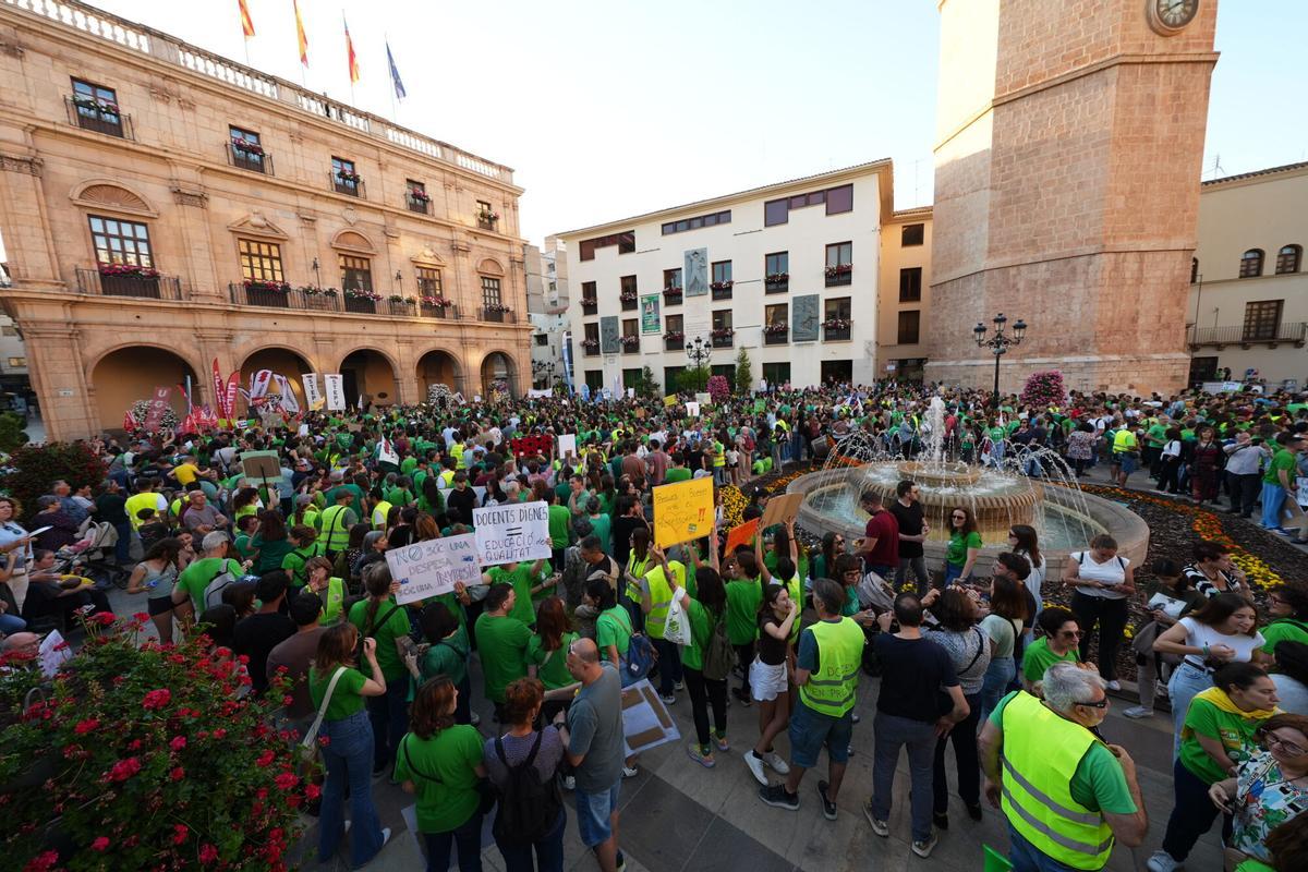 El profesorado protagoniza una histórica y multitudinaria manifestación en Castelló