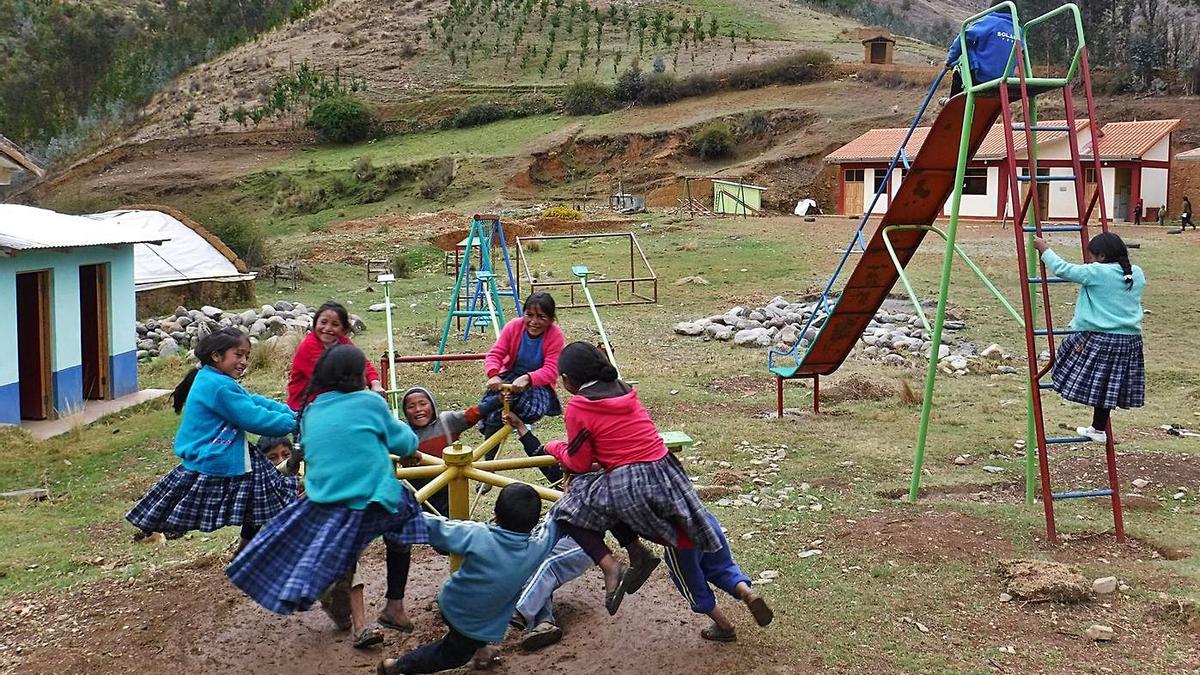 Un grupo de escolares disfruta en una escuela que cuenta con el apoyo de la Fundación Social en Cuzco (Perú).