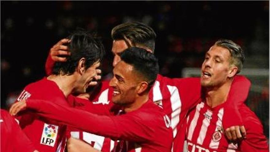 Els jugadors del Girona s&#039;abracen després d&#039;un dels dos gols de dissabte contra el Mirandés.