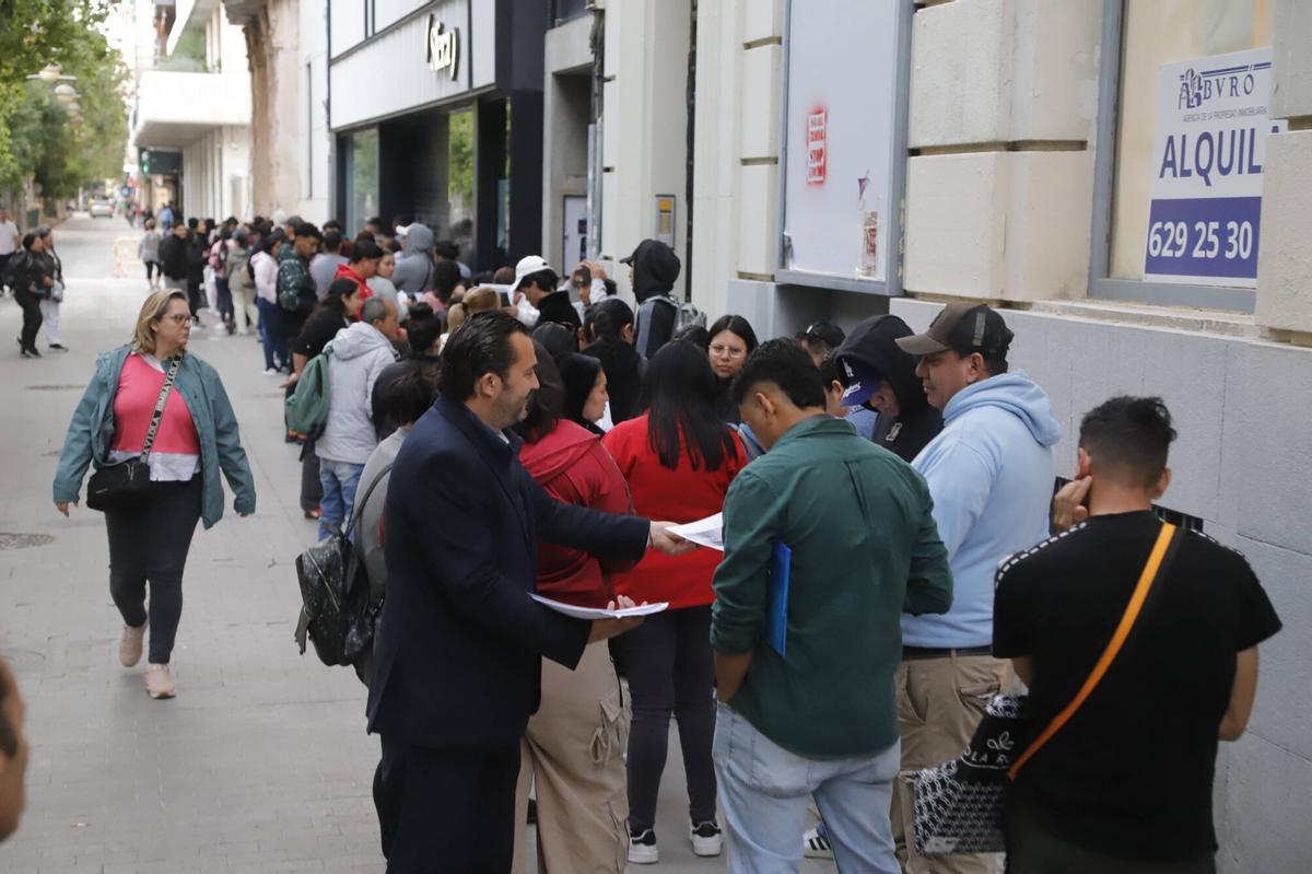Colas de inmigrantes en la sede municipal de Gran Capitán para obtener documentos como el padrón