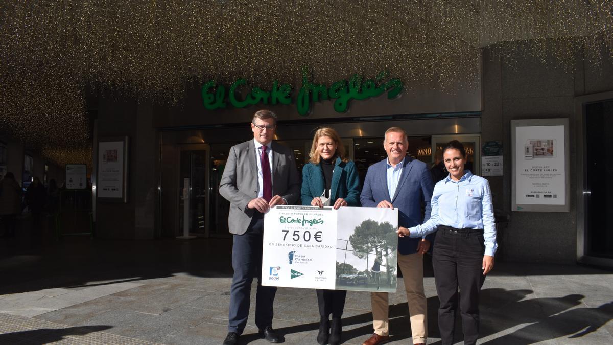 Guadalupe Ferrer, gerente de Casa Caridad, y Alfonso Monferrer y Natalia Laudelino de la Federación de Pádel de la Comunitat Valenciana, junto a Pau Pérez Rico, director regional de Comunicación, Sostenibilidad y Relaciones Institucionales de El Corte Inglés