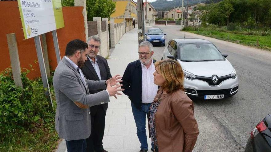 El técnico de la Diputación conversa en O Hío con Uxío Benítez, el alcalde y la edil de Obras. // G. Núñez