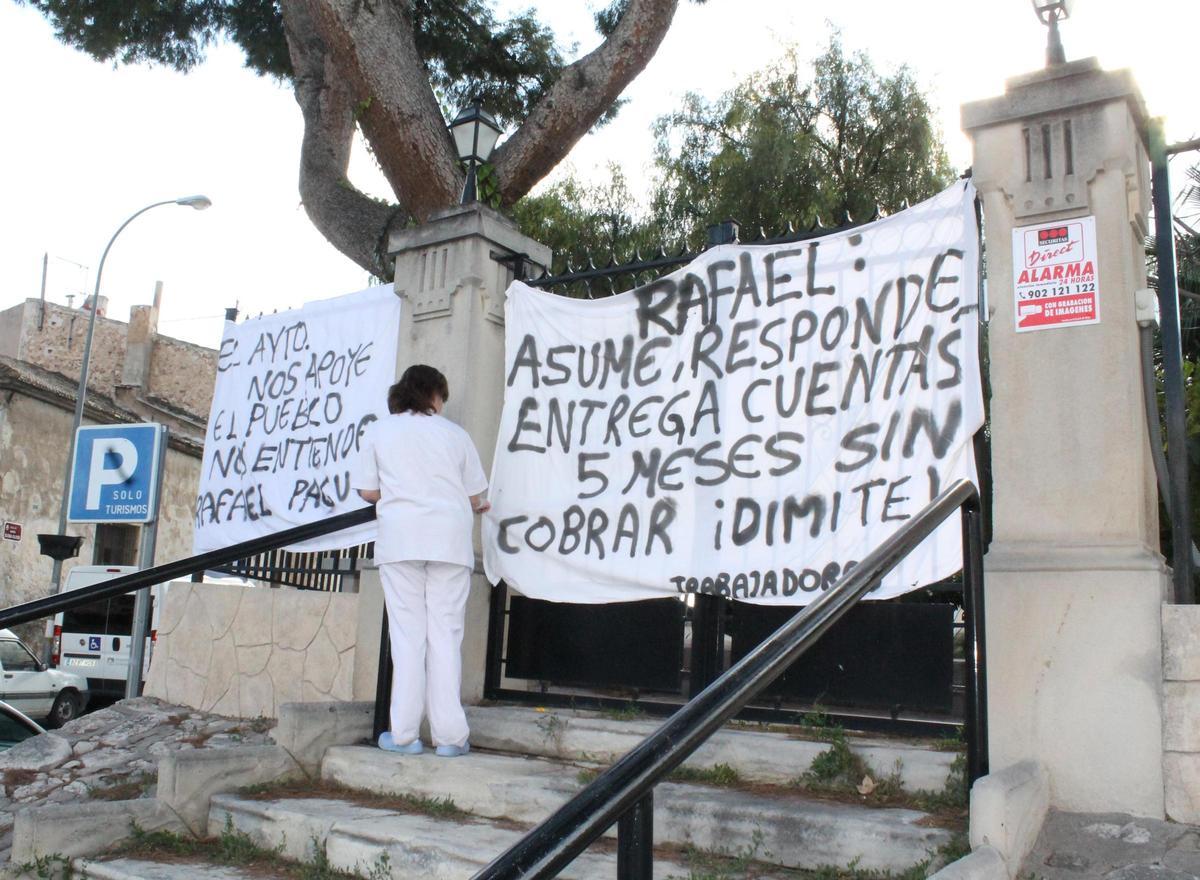 Pancartas de protesta en la entrada de la residencia en el año 2012, cuando se desveló la situación económica.