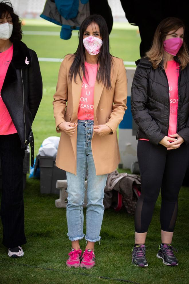 El look de Begoña Villacís con zapatillas New Balance en la Carrera de la Mujer en Madrid