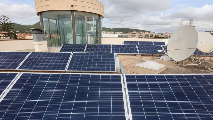 Placas solares instaladas en la sede de Diario de Ibiza, en la avenida de la Paz.