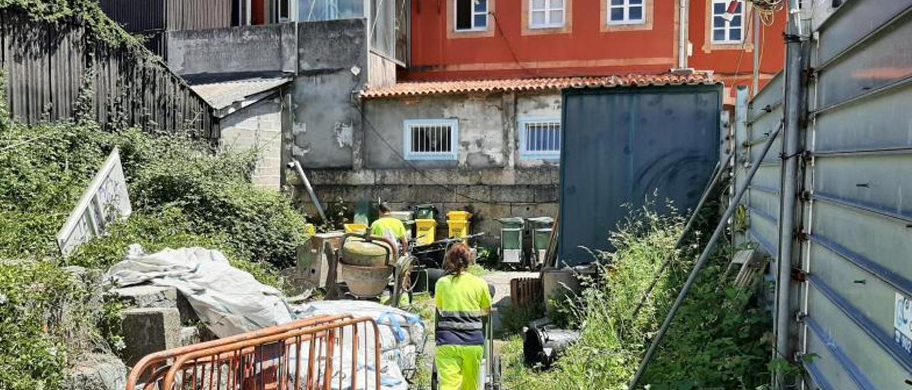 Operarios de la brigada de limpieza viaria de Bueu, ayer, en las instalaciones contiguas al concello. | // FDV