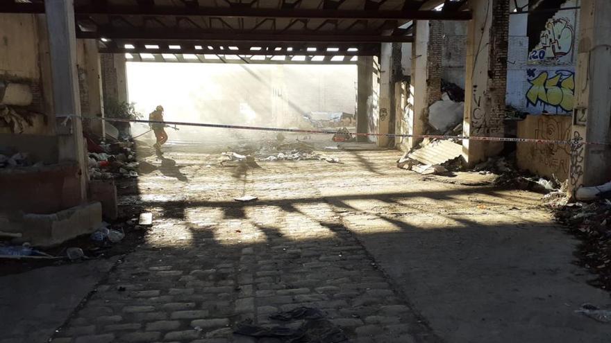 Incendio en una nave industrial de Tavernes Blanques