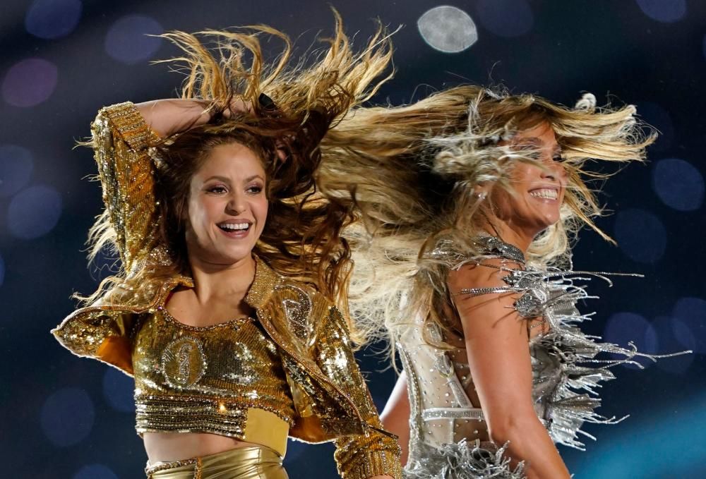 Jennifer López y Shakira deslumbran en el descanso de la Super Bowl