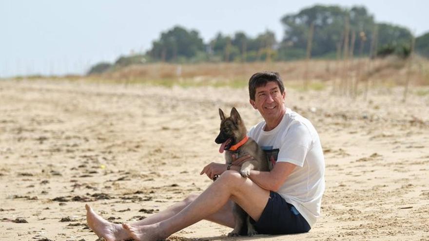 Juan Marín y su perra ‘Ira’, de playa.
