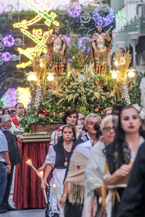 La ciudad sale a la calle para acompañar a las reliquias