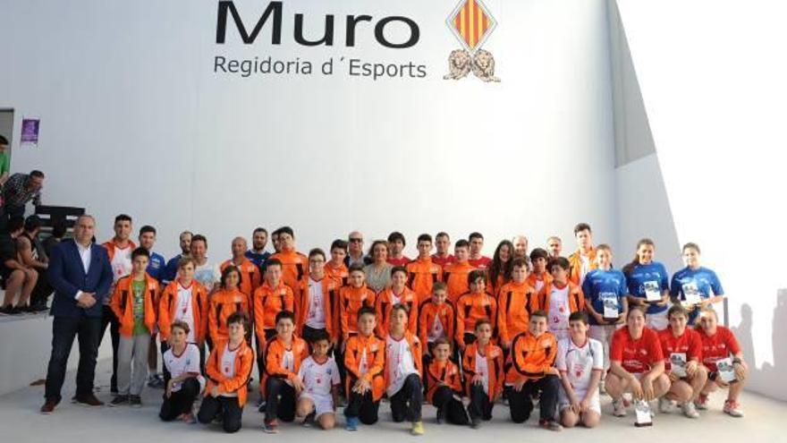 Muro inaugura el nuevo trinquete del polideportivo