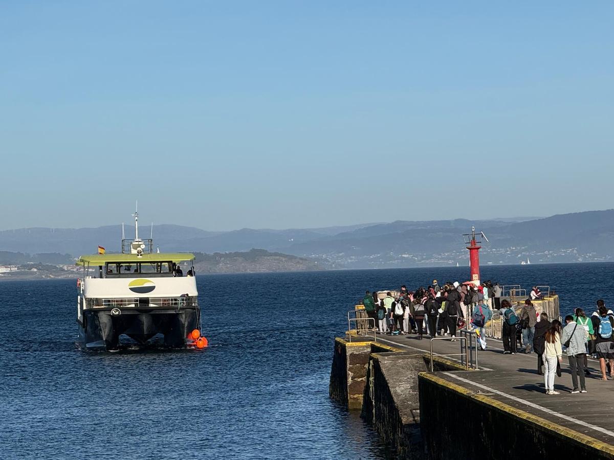 Barco de Nabia llegando a Ons tras recuperar la luz