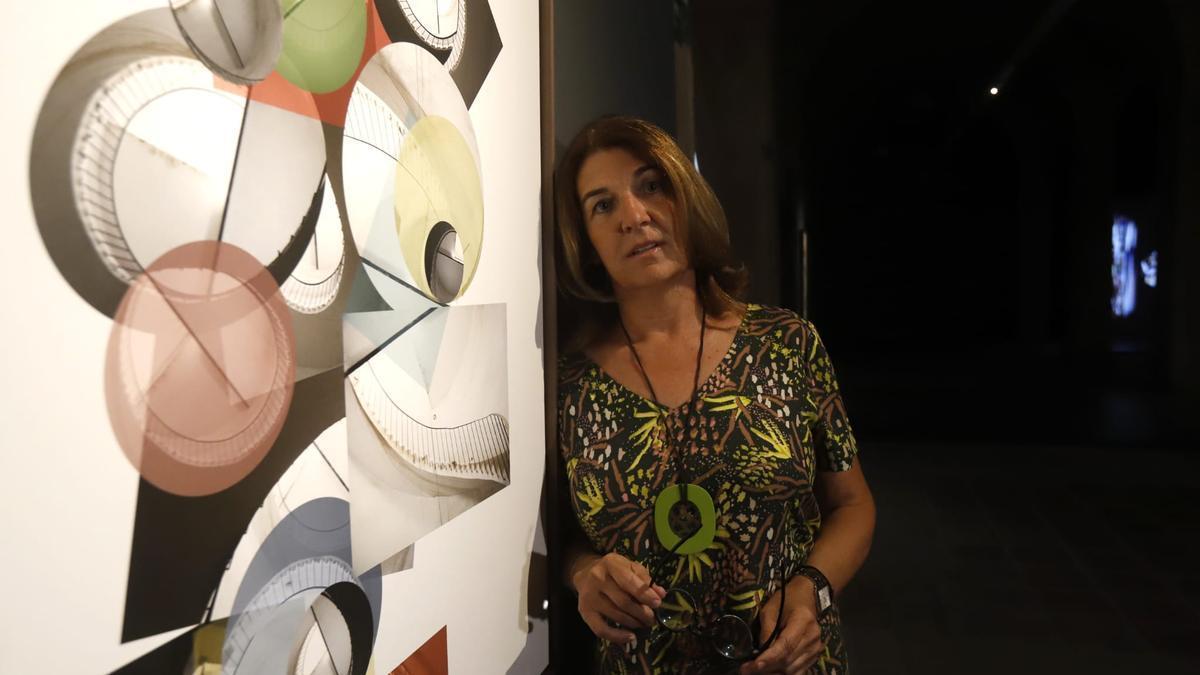 Rosa Muñoz con una de sus obras de la exposición 'Lugares en movimiento'.