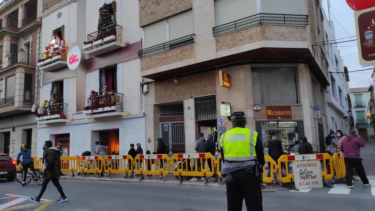 La Policía Local ha supervisado la breve estancia de Papá Noel en Burriana.