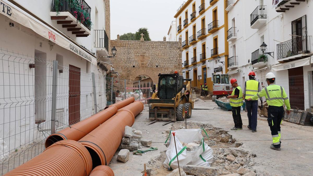 Rafa Triguero, alcalde de Ibiza, recorre las obras en Dalt Vila