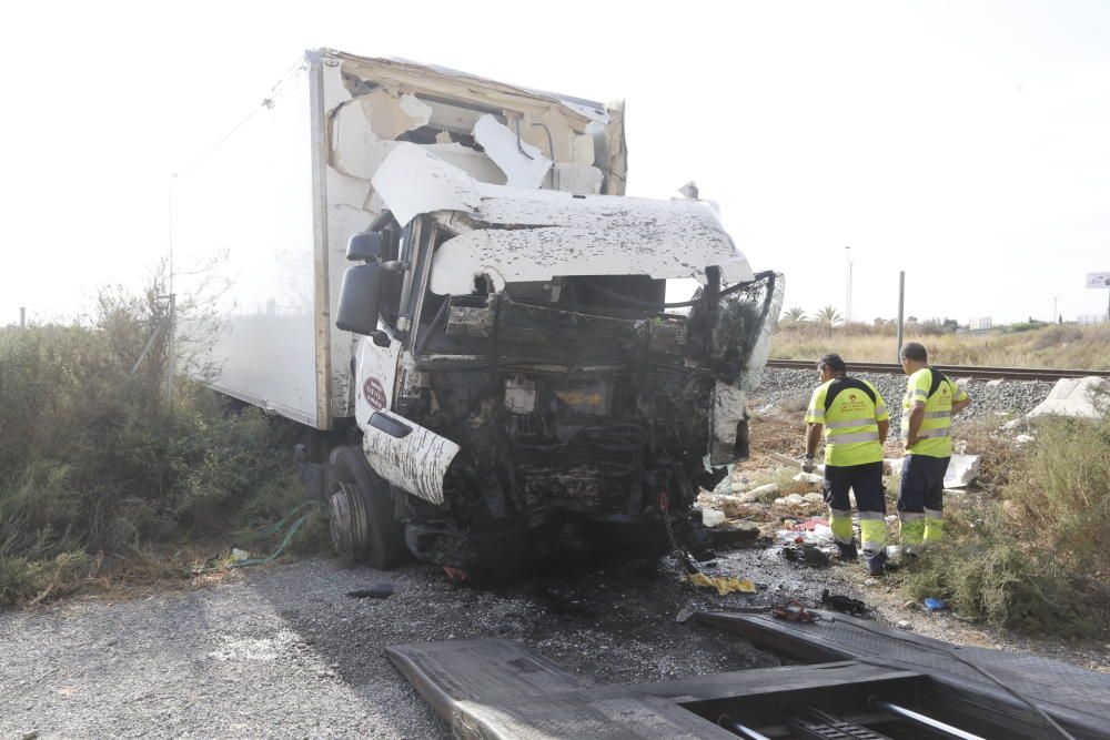 Tres personas han resultado heridas en un aparatoso accidente ocurrido poco antes de las tres de la tarde en la carretera que da acceso al aeropuerto, la N-338.