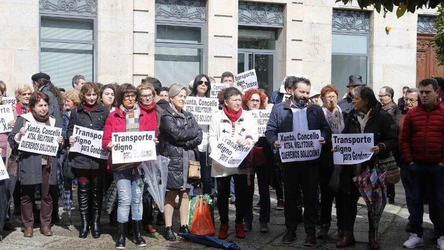 Ferreira participó en la concentración ante el consistorio de Gondomar en el pasado mes de abril para exigir mejoras en el transporte de viajeros con la localidad. // Alba Villar