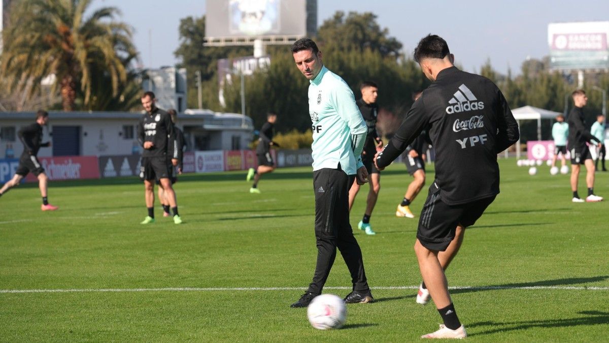 Scaloni, dirigiendo un entrenamiento de la selección argentina