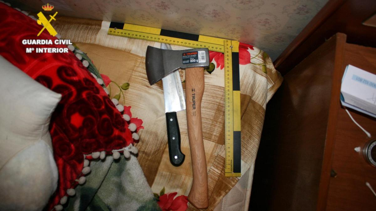 El hacha y un cuchillo de cocina de grandes dimensiones empleados en el ataque.