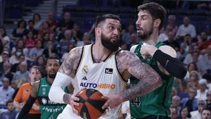 El pívot francés del Real Madrid Vincent Poirier (i) es defendido por Ante Tomic (d), pívot croata del Joventut.