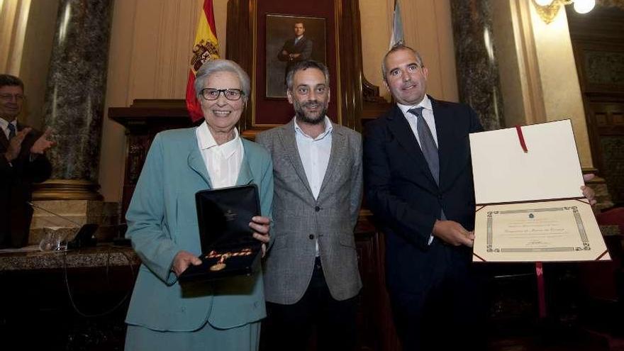 La directora María Dolores Garrido, el alcalde Xulio Ferreiro y el presidente del AMPA, Antonio Corrochano.