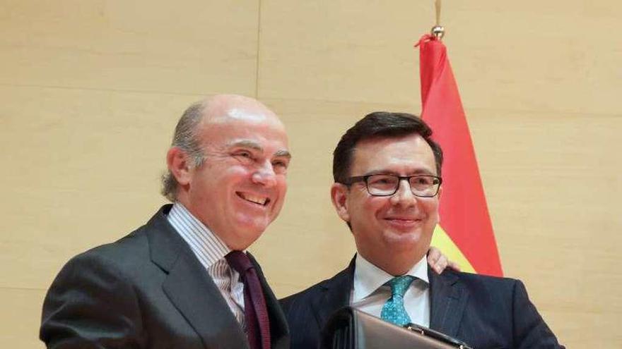 Escolano recibe la cartera de Economía de manos de De Guindos.