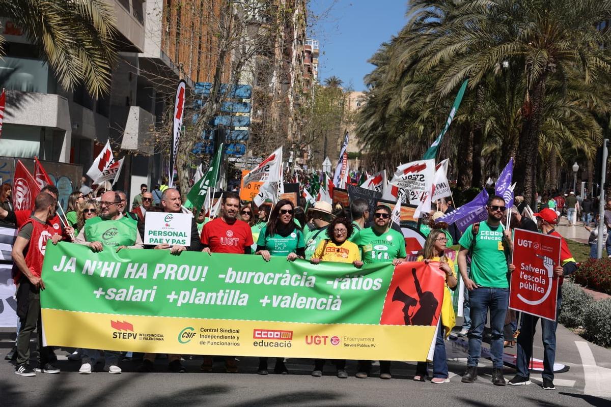 El inicio de la manifestación educativa en Alicante, este martes, encabezada por los sindicatos