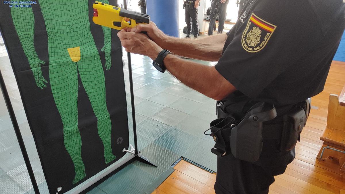 Una de las pistolas eléctricas que han sido distribuidas entre los agentes de Policía.