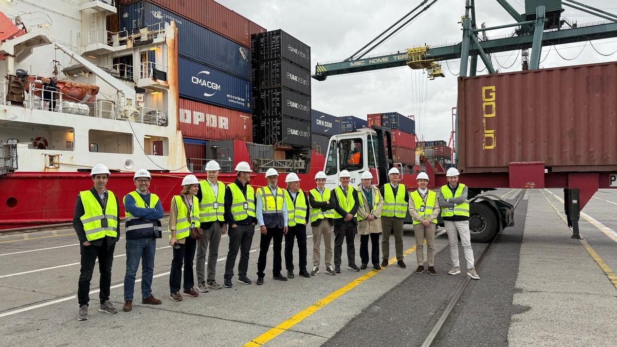 José Romeu, Francisco Naranjo y varios miembros del consejo del grupo, ayer en el Puerto de Las Palmas.