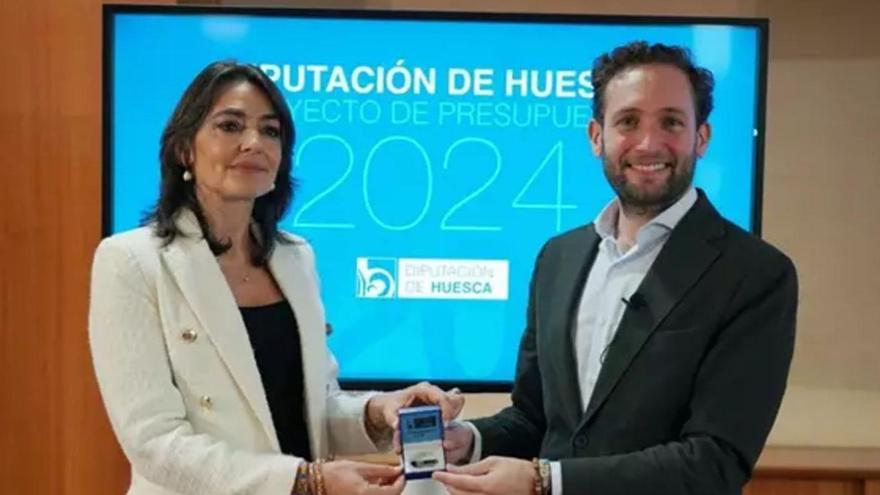 Celsa Rufas e Isaac Claver tras la presentación de las cuentas para el próximo ejercicio. | DIPUTACIÓN PROVINCIAL DE HUESCA