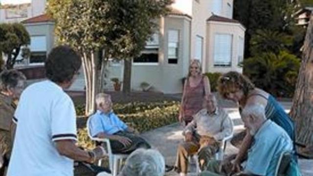 Un grupo de abuelos en la residencia Sant Gervasi.