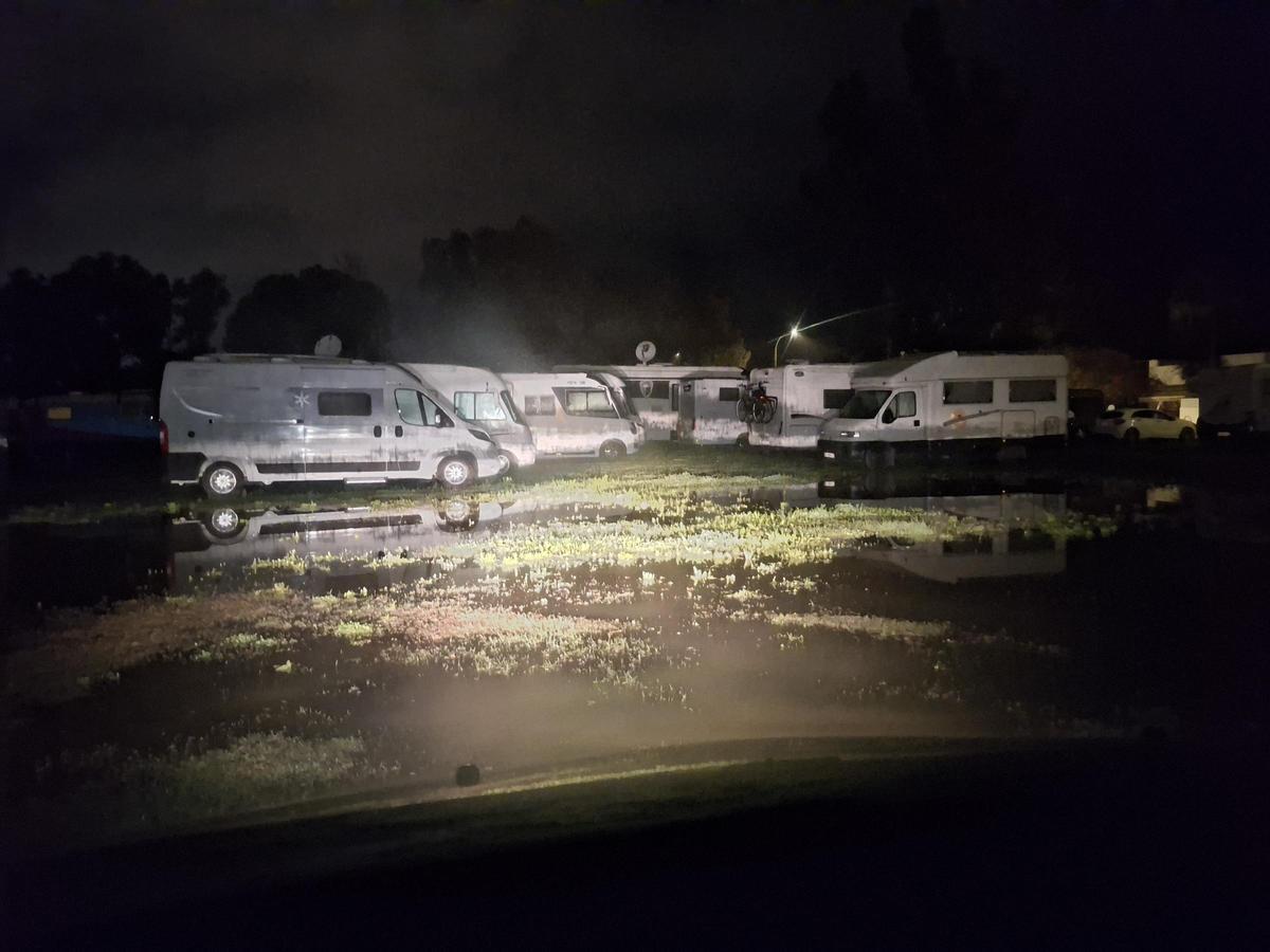 El aparcamiento de la calle de Els Furs, en el inicio de les Marines, encharcado