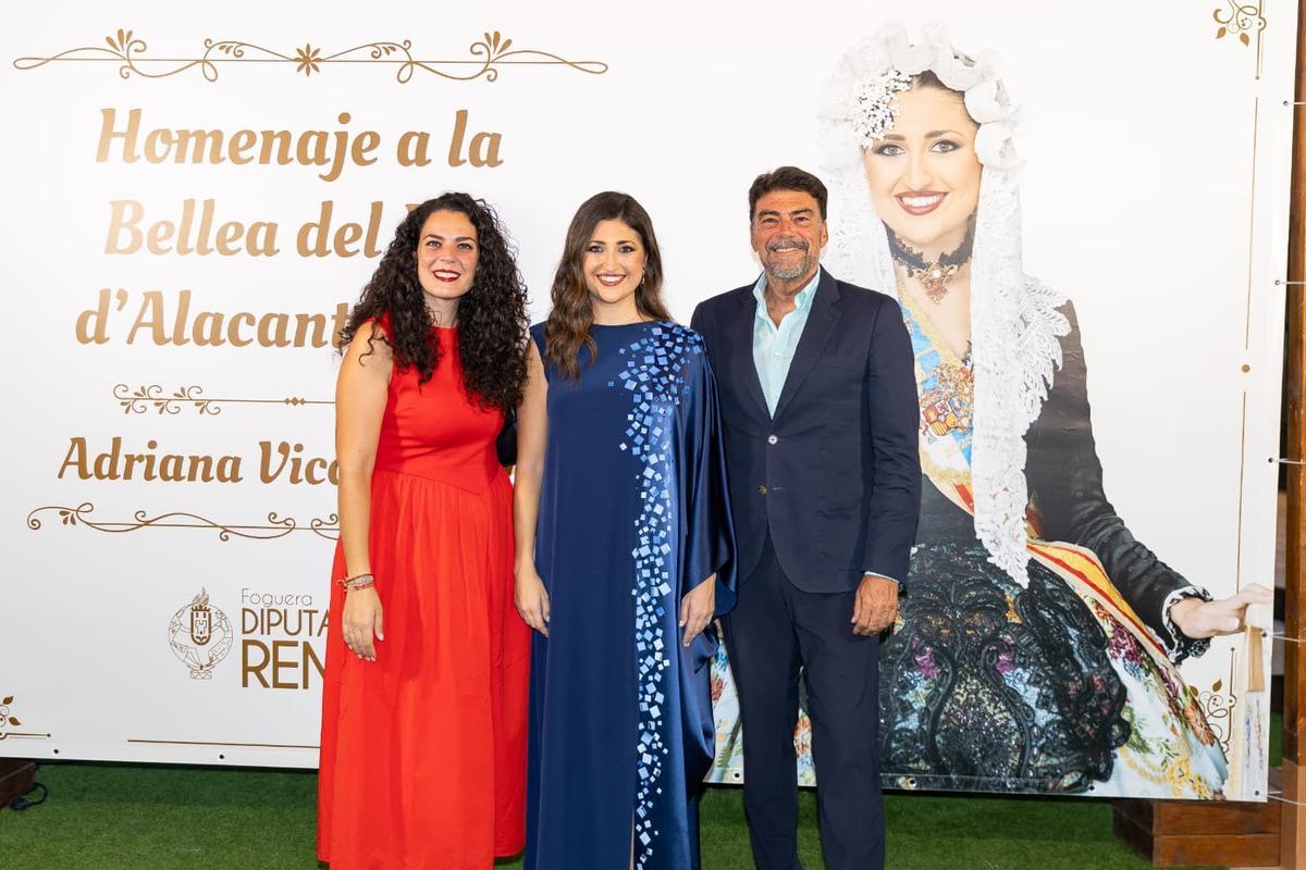 La concejala de Fiestas, Cristina Cutanda, y el alcalde de Alicante, Luis Barcala, asistieron al homenaje a Adriana Vico